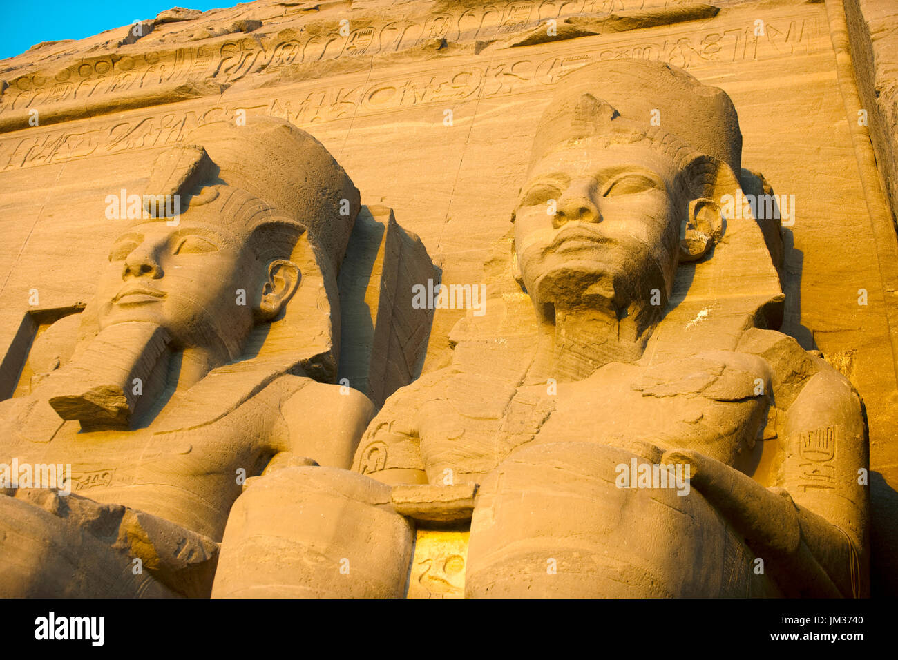 Aegypten ha, Abu Simbel, Kolossalstatuen vor dem Tempel von Ramses II. Foto Stock