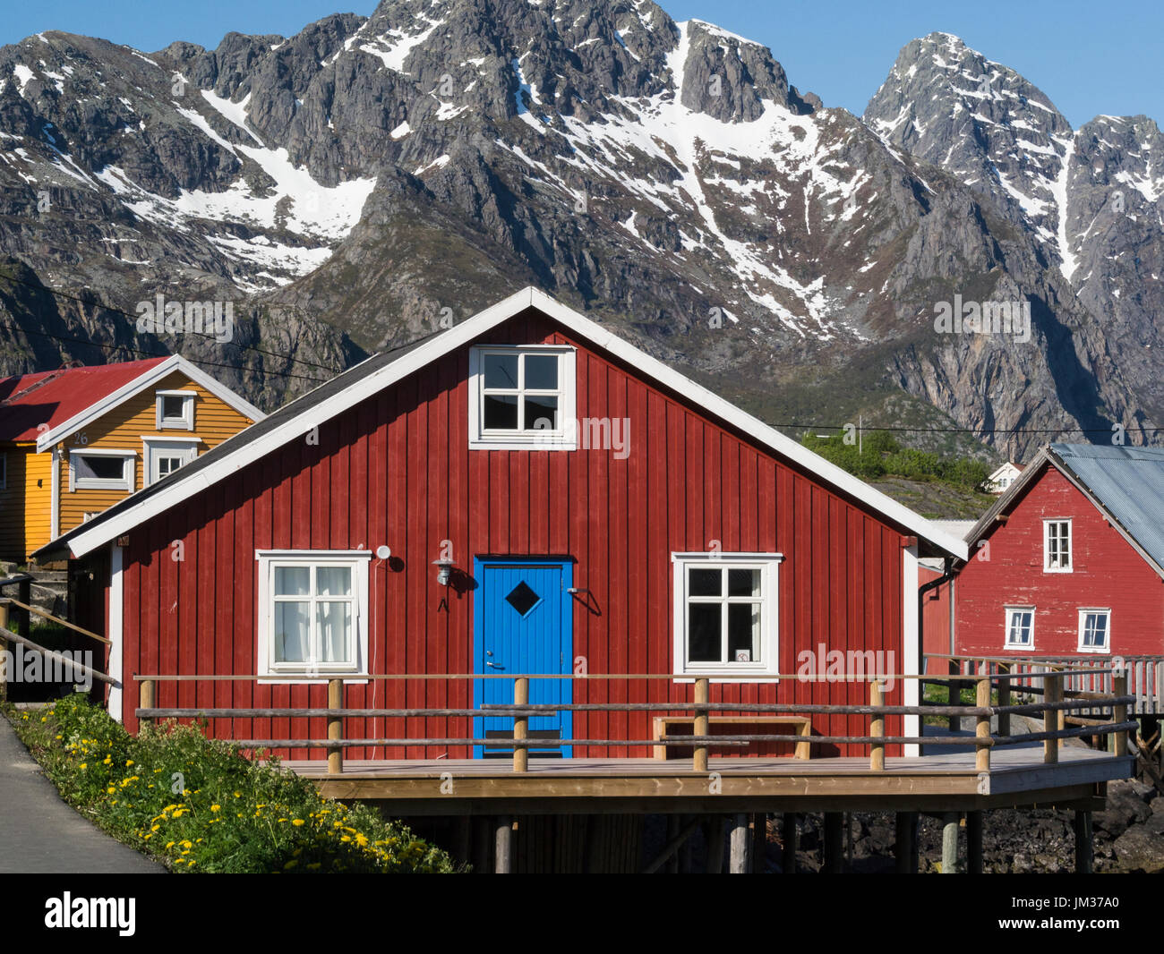 Tipici norvegesi case di legno Henningsvaer villaggio di pescatori
