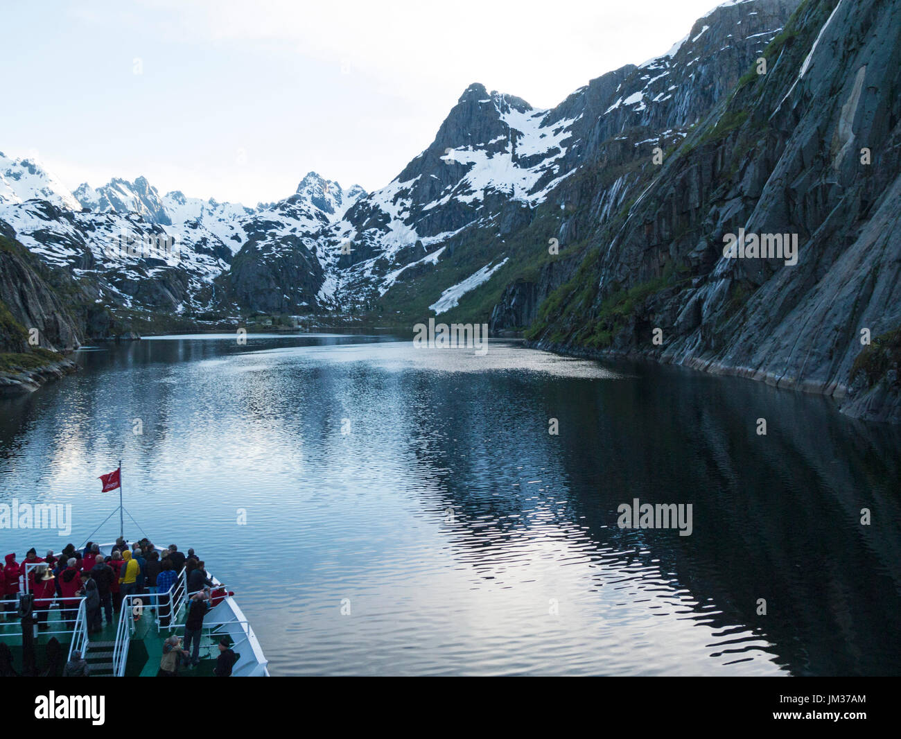 Piccola nave da crociera di entrare incredibile Trollfjord stretto Sidearm orrendo di Raftsund tra isole Lofoten e Vesteralen Arcipelago della Norvegia Foto Stock