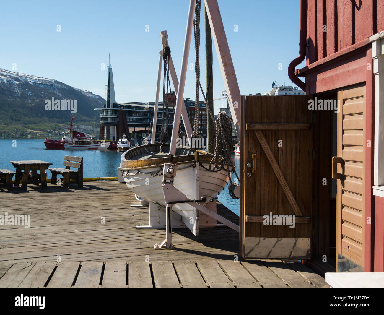 Area esterna con la caccia alla balena barca al museo polare Tromsø University Museum con culturale scientifica e reperti archeologici relativi alla zona di Tromsø. Foto Stock