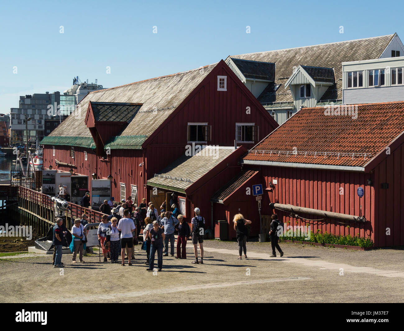 Museo polare Tromsø University Museum con culturale scientifica e reperti archeologici relativi a Tromsø Zona Norvegia affollata di turisti Foto Stock