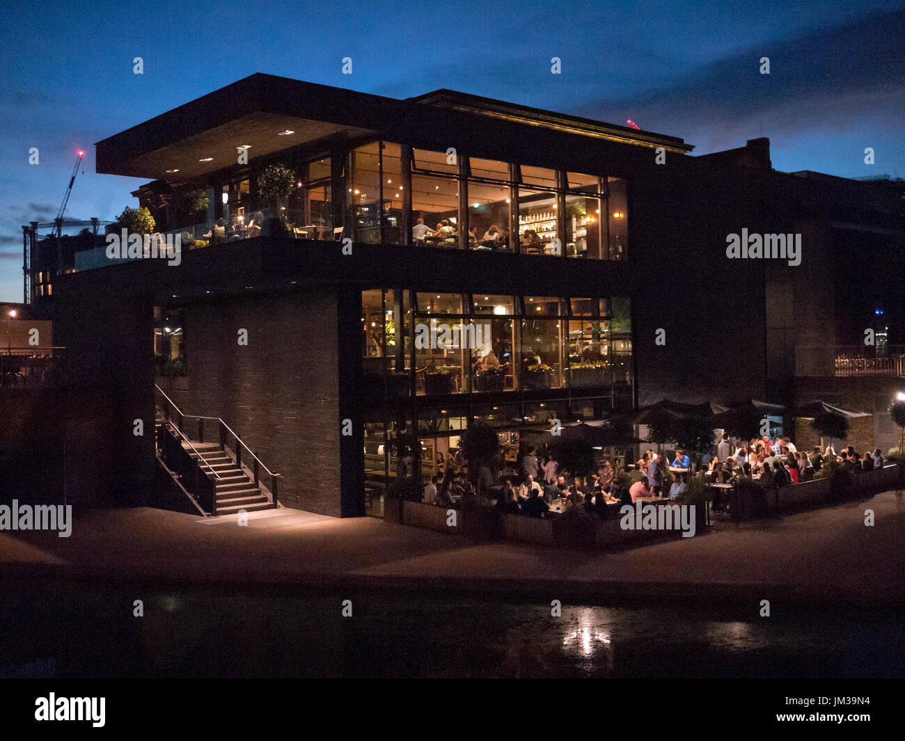 Il Lighterman Public House nel granaio Sq Kings Cross Londra in serata. Foto Stock