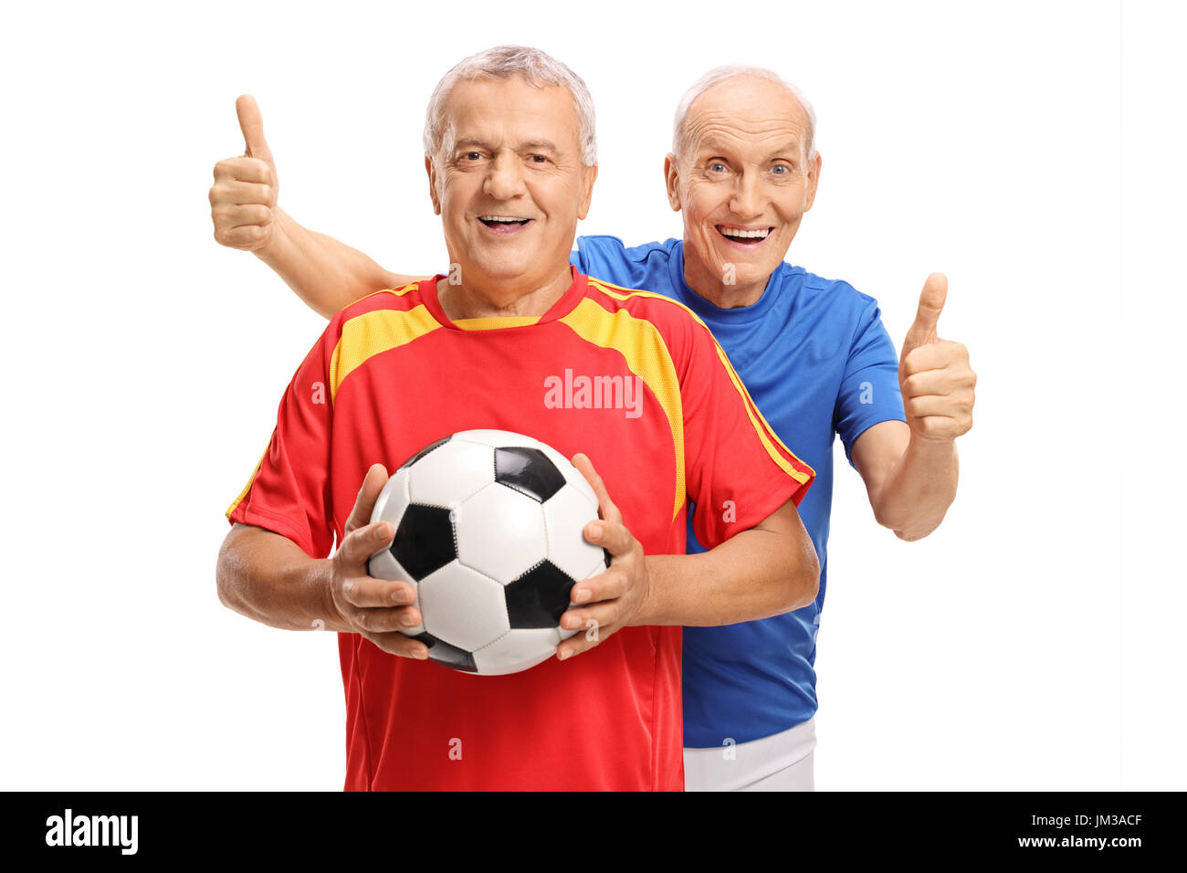 Due anziani allegri i giocatori di calcio con un campo di calcio e il pollice in alto isolato su sfondo bianco Foto Stock