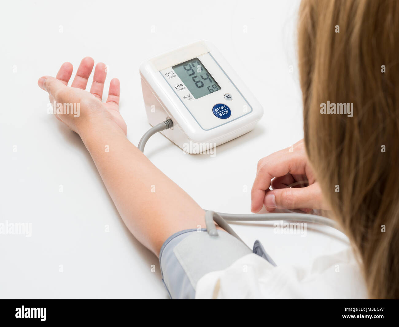 La misura della pressione del sangue con apparecchiature digitali Foto Stock