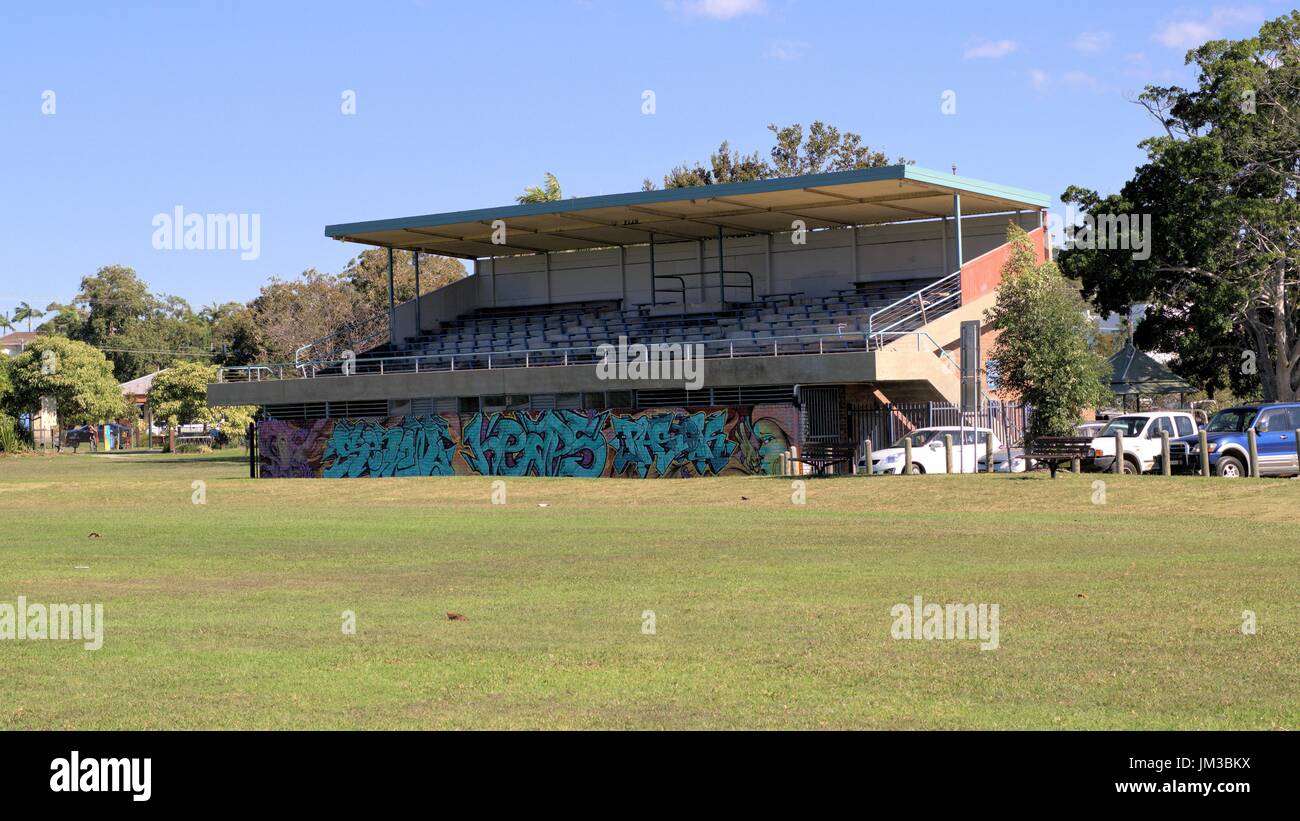 In data 4 luglio 2017. Spettatori stand presso il parco giochi coperto di graffiti a Coffs Harbour Nuovo Galles del Sud Australia Foto Stock