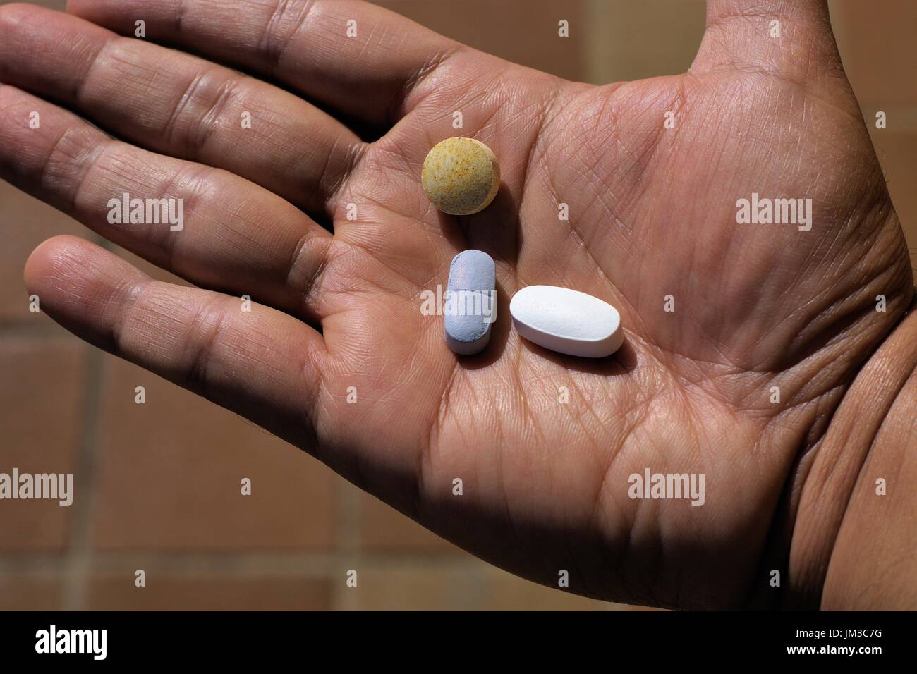 Il palmo della mano con le pillole di farmaco. Persona mano e medicina. Foto Stock
