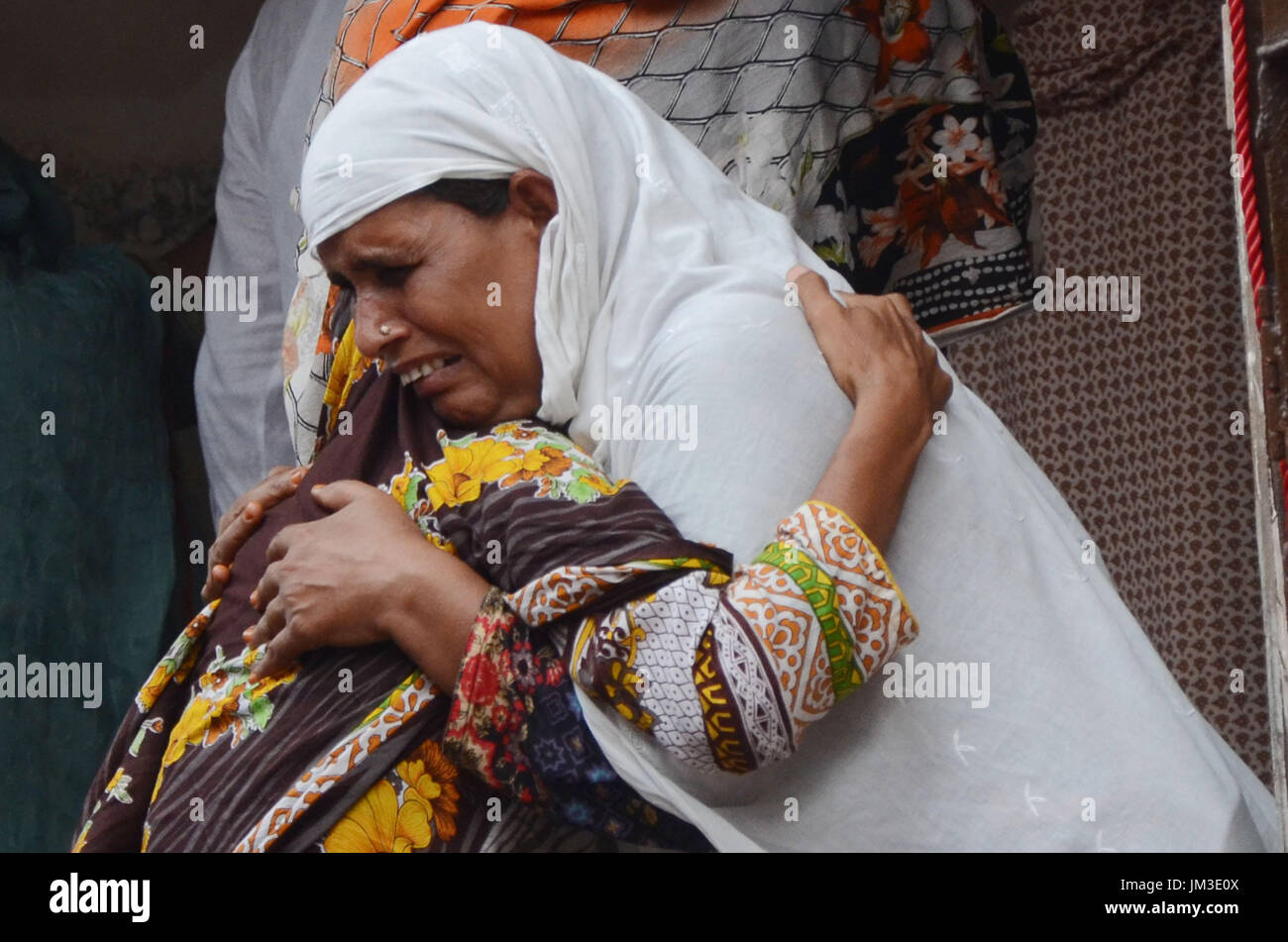 Lahore, Pakistan. 26 Luglio, 2017. Il pakistan parenti delle due vittime blast polizia fratelli Ali Raza e Ghulam Murtaza che subirono il martirio nel suicidio mortale di BLAST su Ferozepur Road vicino al Arfa Karim Tower, piange durante la loro cerimonia di sepoltura di Lahore. Una esplosione rivendicato da Tehreek-e-talebani in Pakistan (TTP) ucciso almeno 29 persone e il ferimento di decine in un affollato mercato ortofrutticolo nella città pakistana di Lahore. Credito: Rana Sajid Hussain/Pacific Press/Alamy Live News Foto Stock