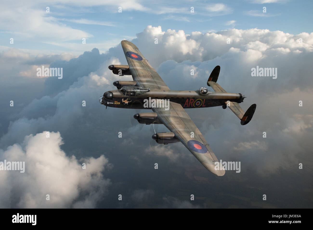 Una rappresentazione della 460 squadriglia di bombardieri Lancaster W5005, AR-L, recanti il suo 'kangaroo in stivali da pioggia la riproduzione di cornamuse' naso art. La bomba sho tally Foto Stock