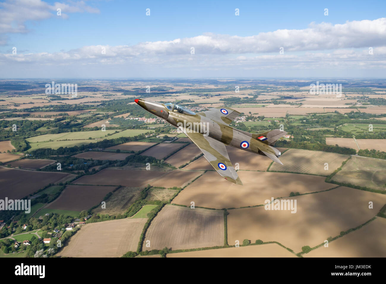 La mia rappresentazione del solo di sopravvivere Supermarine Swift F4, WK275, in volo sopra la campagna inglese. Il restaurato (non-battenti) i costruttori di cellule attualmente s Foto Stock