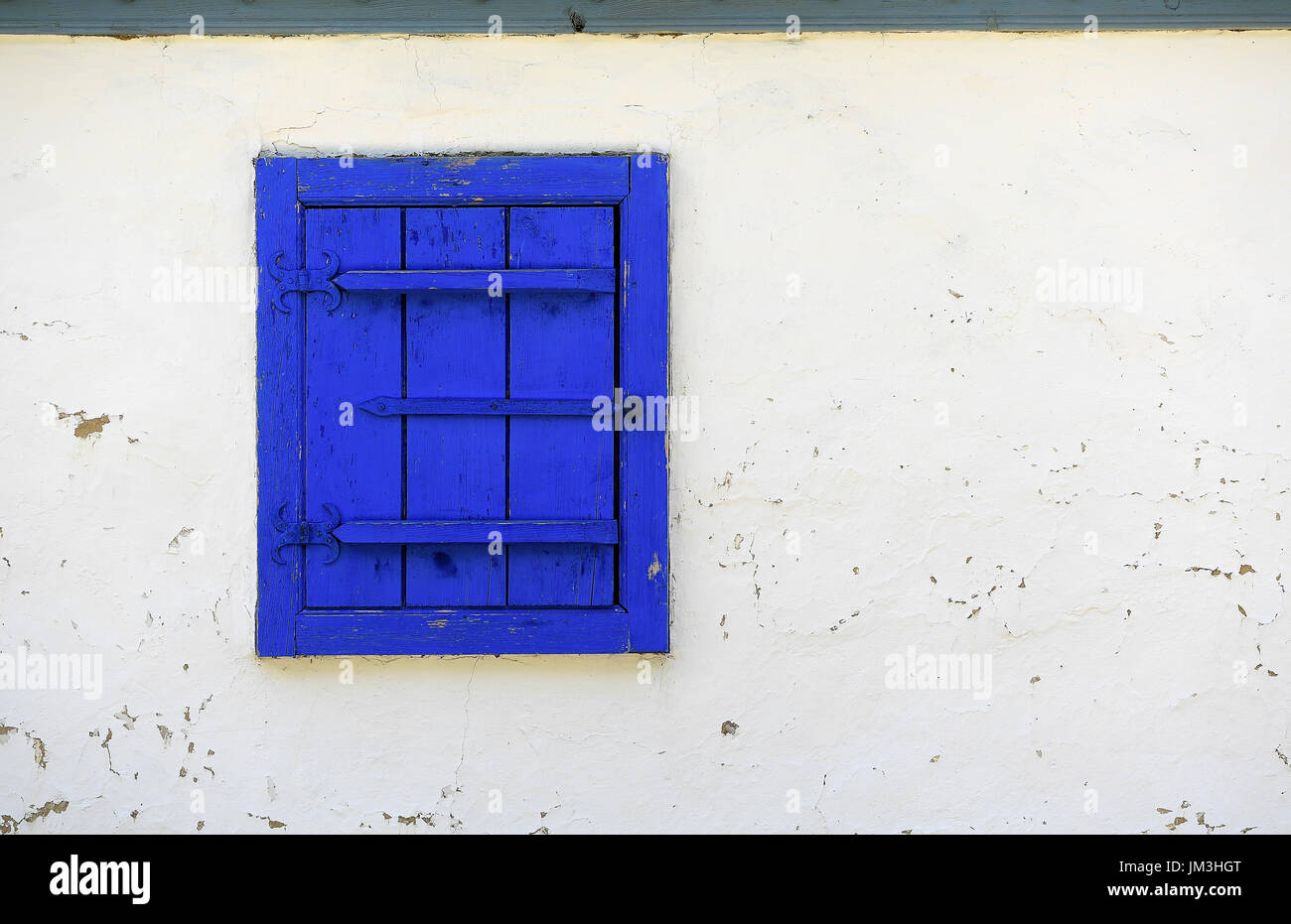 Blue clappe chiuse sul muro bianco Foto Stock