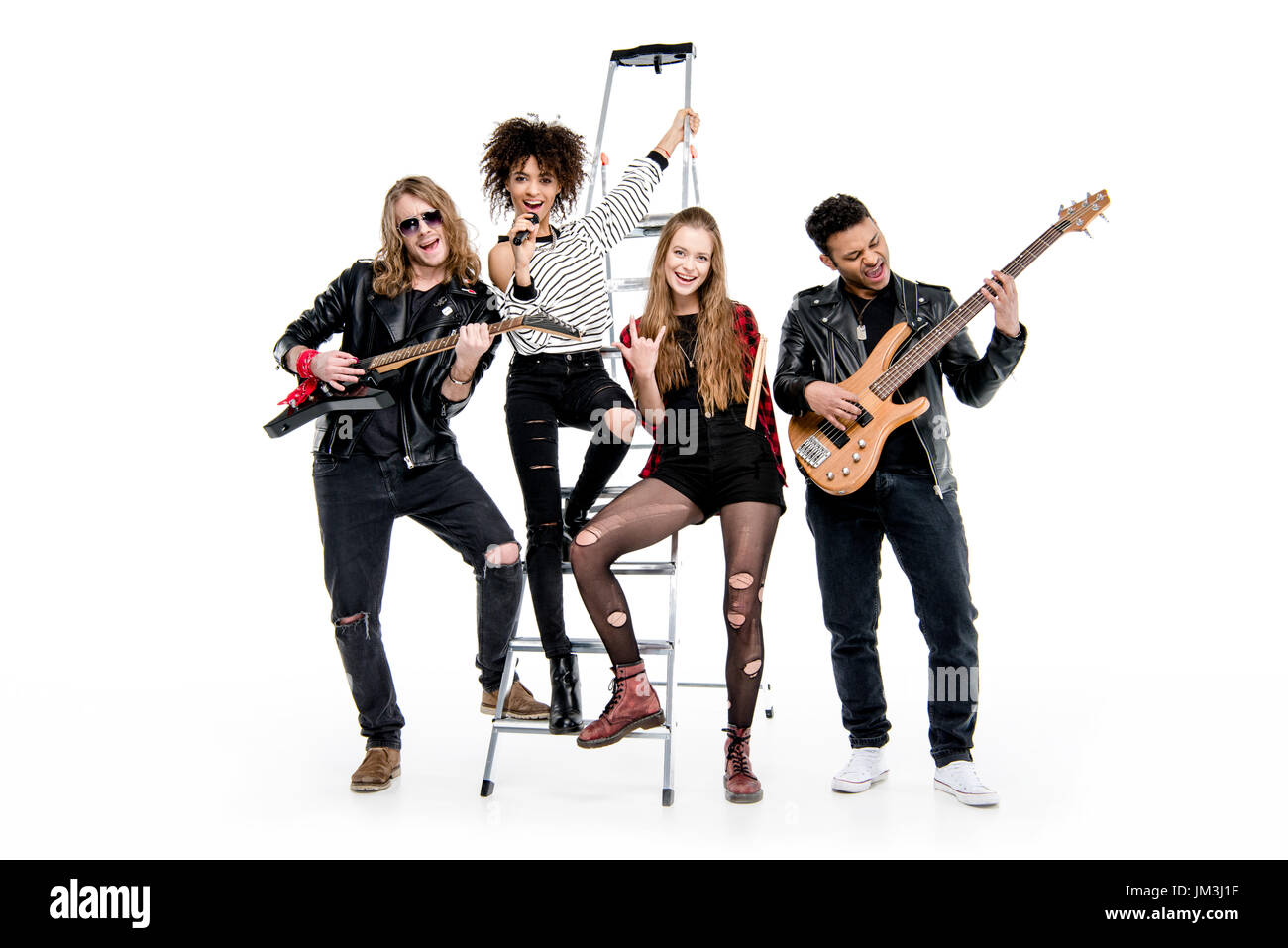 Giovani rock and roll band in posa con scaletta tenendo il microfono e  chitarre isolato su bianco Foto stock - Alamy