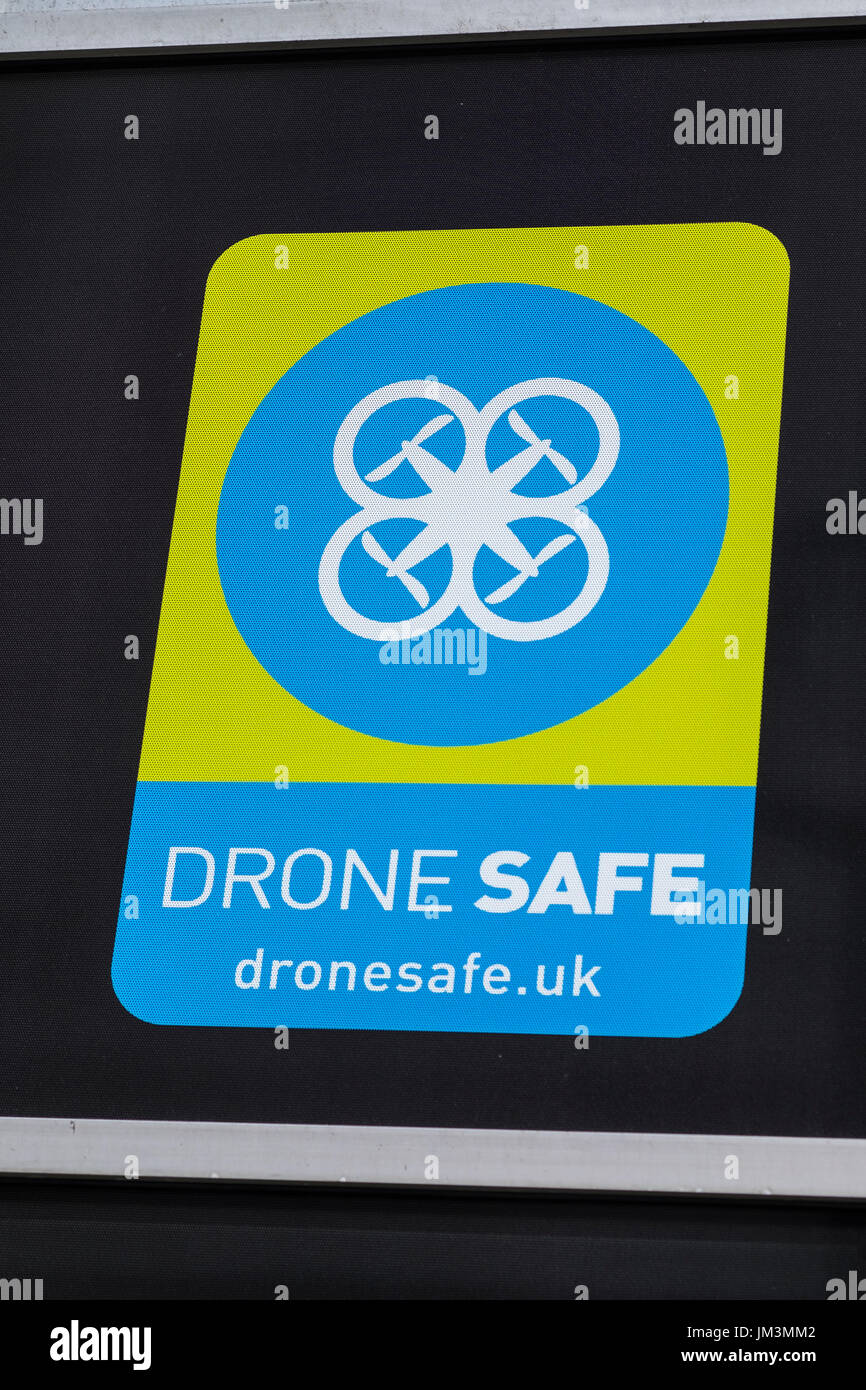 Finestra Dronesafe display all'Autorità Aeronautica Civile edificio sulla Kingsway, London, England, Regno Unito Foto Stock