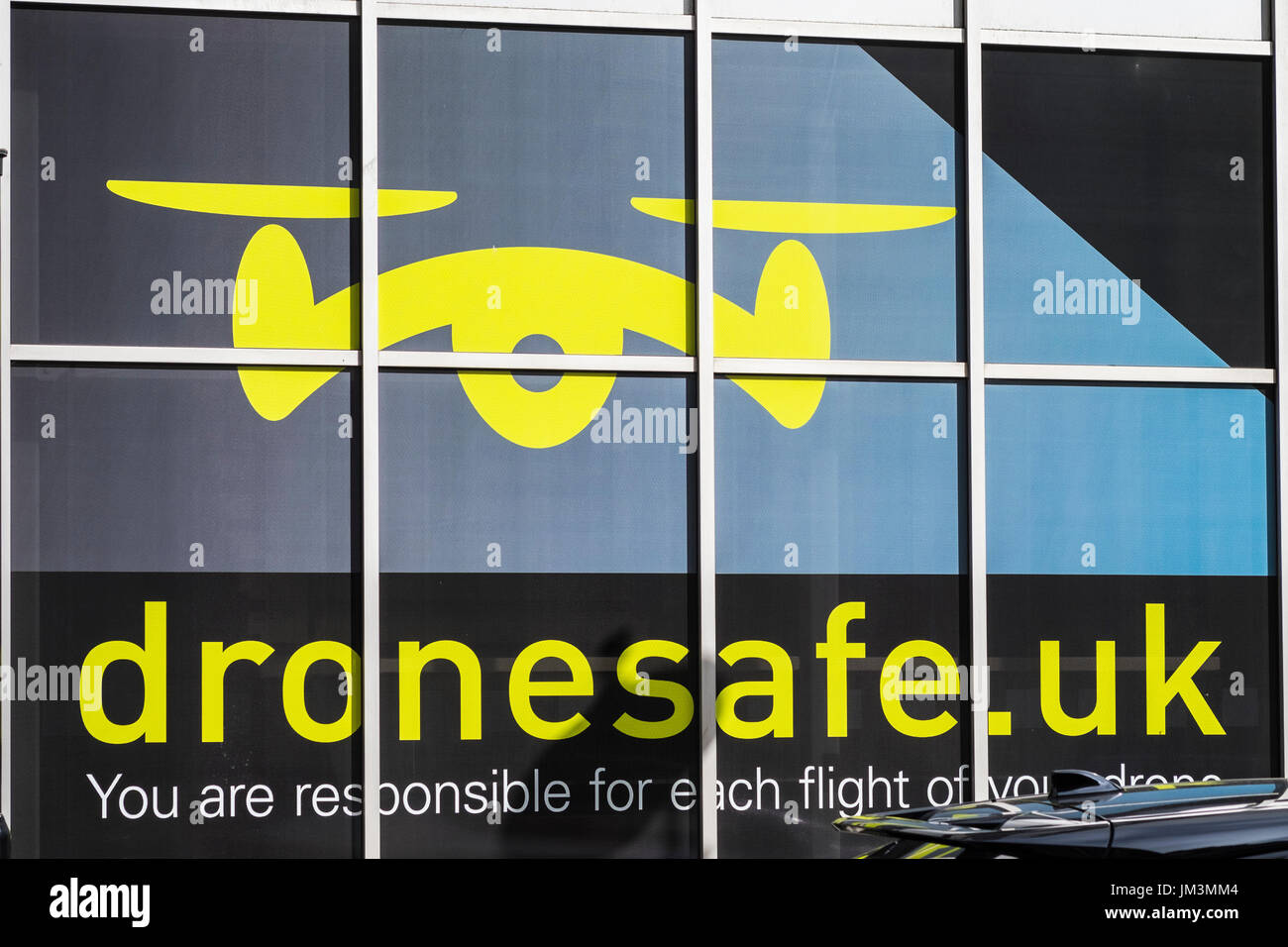 Finestra Dronesafe display all'Autorità Aeronautica Civile edificio sulla Kingsway, London, England, Regno Unito Foto Stock