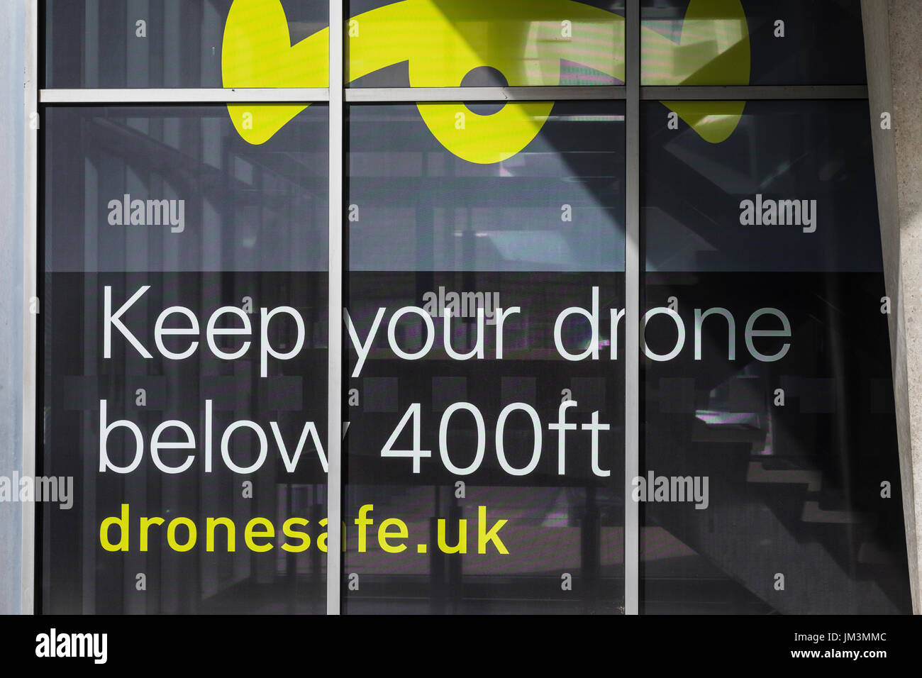 Finestra Dronesafe display all'Autorità Aeronautica Civile edificio sulla Kingsway, London, England, Regno Unito Foto Stock