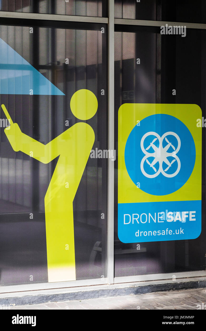Finestra Dronesafe display all'Autorità Aeronautica Civile edificio sulla Kingsway, London, England, Regno Unito Foto Stock
