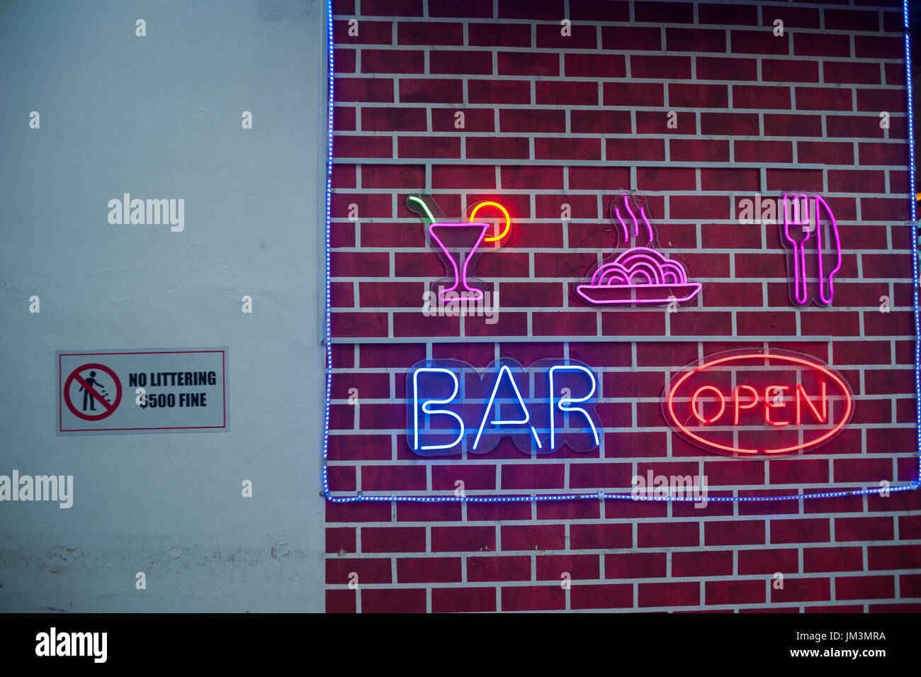 23.07.2017, Singapore, Repubblica di Singapore, in Asia - pubblicitario luminoso per un bar a Singapore il quartiere Chinatown. Foto Stock