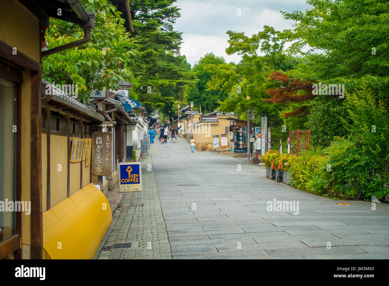 KYOTO, Giappone - Luglio 05, 2017: marciapiede alla piccola città per visitare la splendida vista di Yasaka Pagoda Gion Higashiyama District, Kyoto Foto Stock