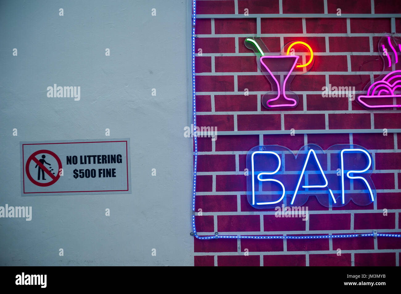 23.07.2017, Singapore, Repubblica di Singapore, in Asia - pubblicitario luminoso per un bar a Singapore il quartiere Chinatown. Foto Stock
