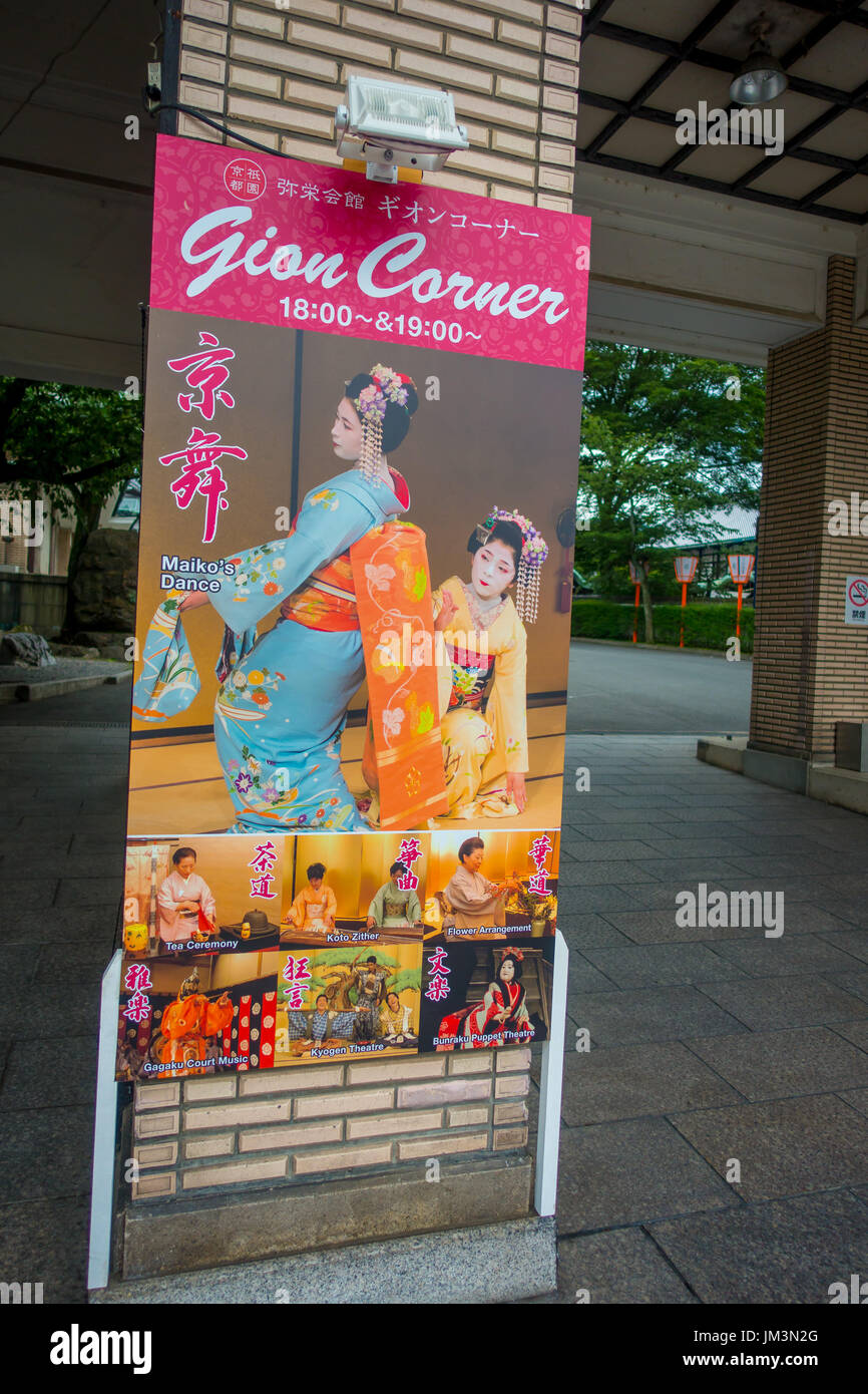 KYOTO, Giappone - Luglio 05, 2017: un poster visualizzazione mostra tempi di geisha spettacoli a Higashi Chaya distretto, noto per le sue case da tè dove geishe eseguire Foto Stock