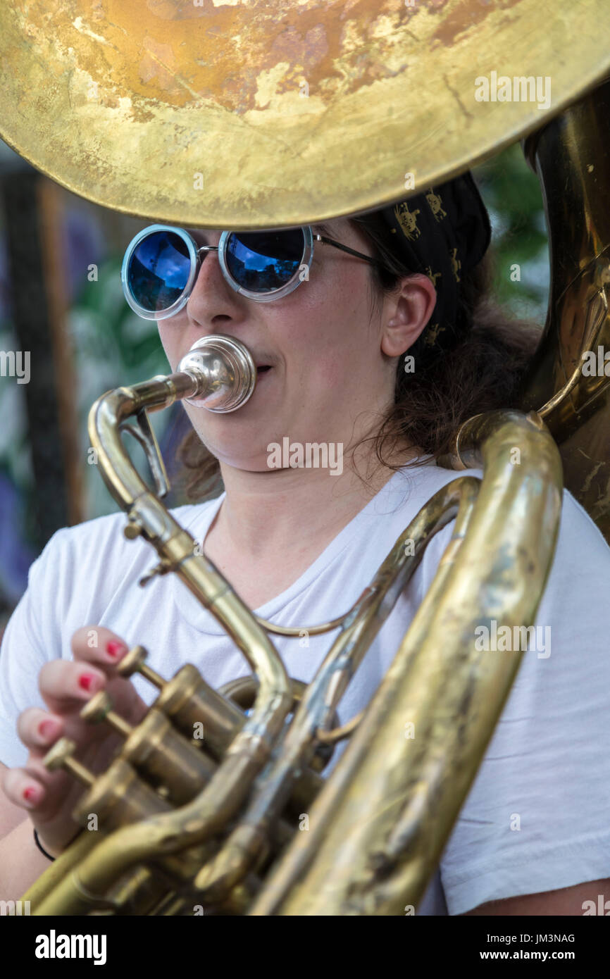 Detroit, Michigan - un membro del partito di Detroit Marching Band suona un sousaphone durante il crash di Detroit, un festival di bande di strada presso il Lincoln Str Foto Stock