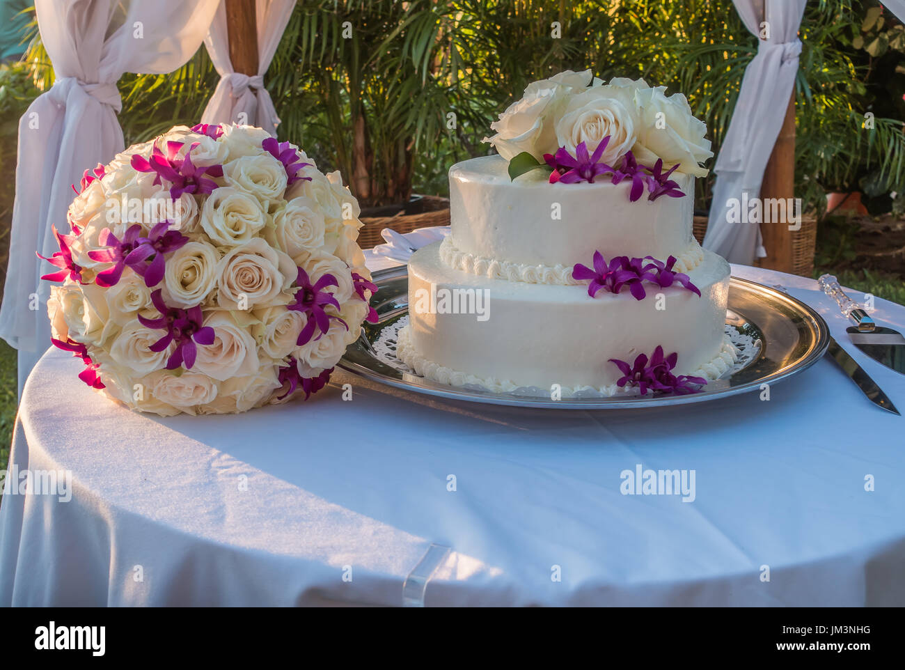 Torta di Nozze e fiori di sedersi su un tavolo. Foto Stock