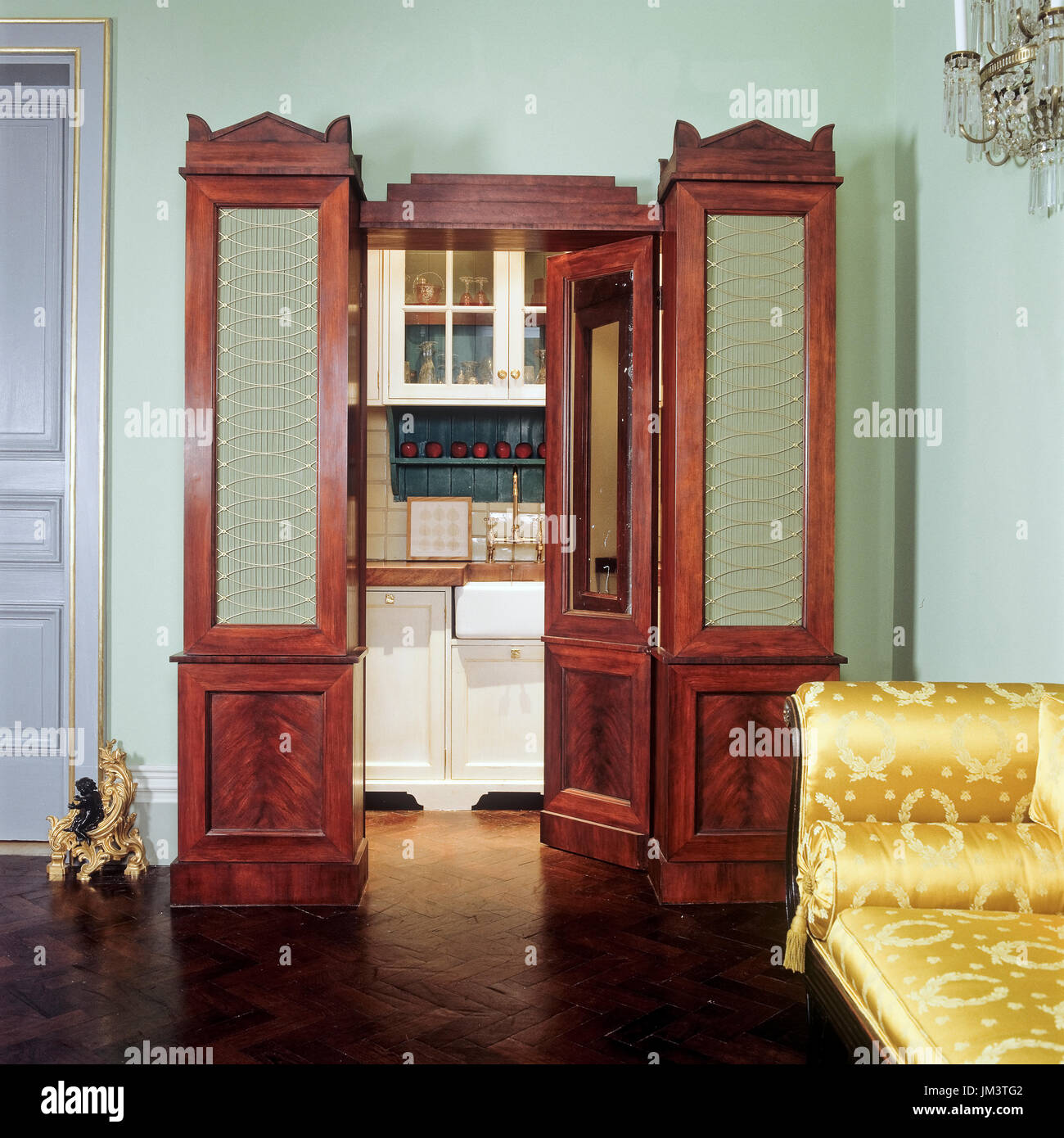 Aprire lo sportello per la cucina Foto Stock