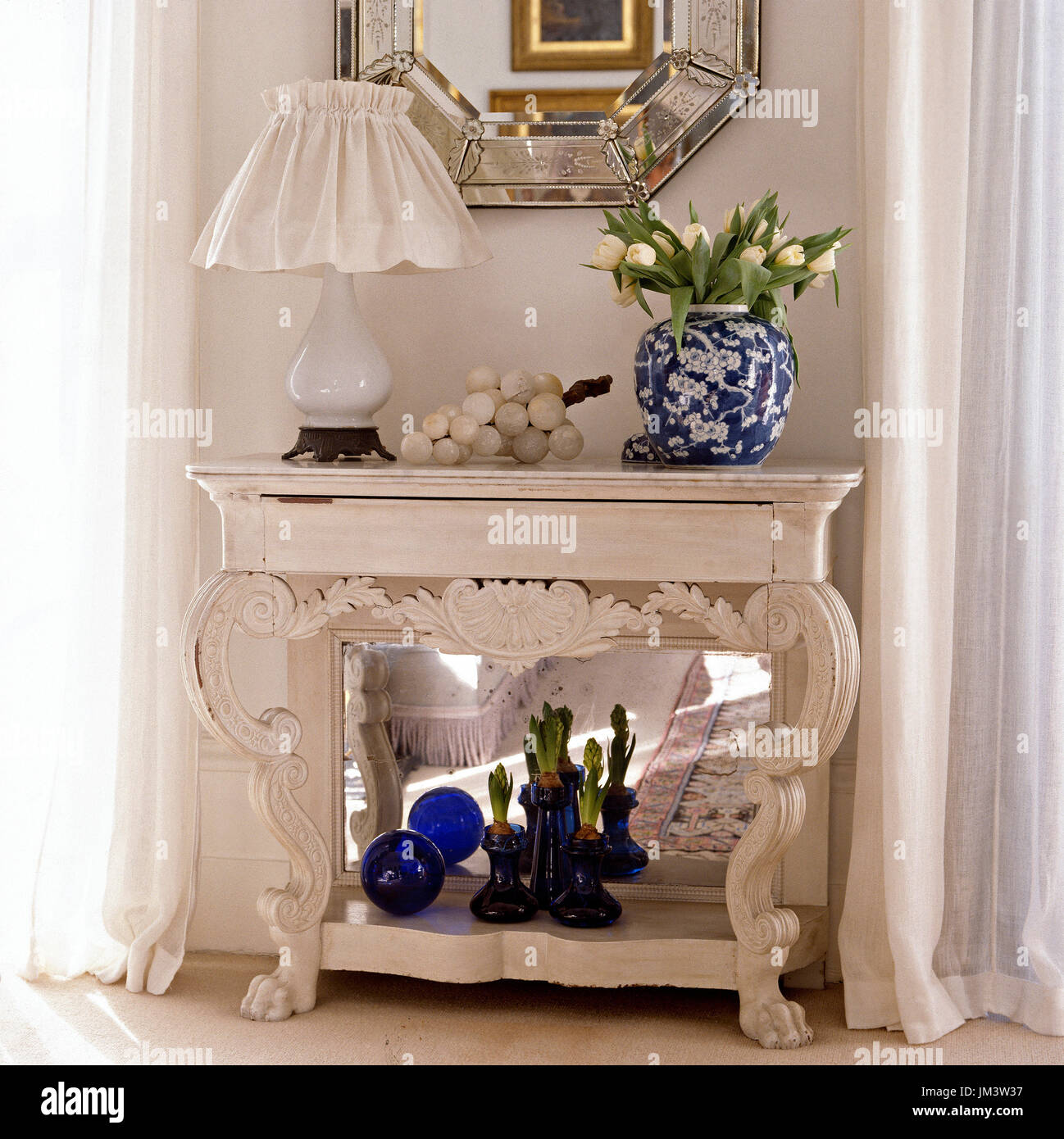 Lampada e fiori sul tavolo Foto Stock