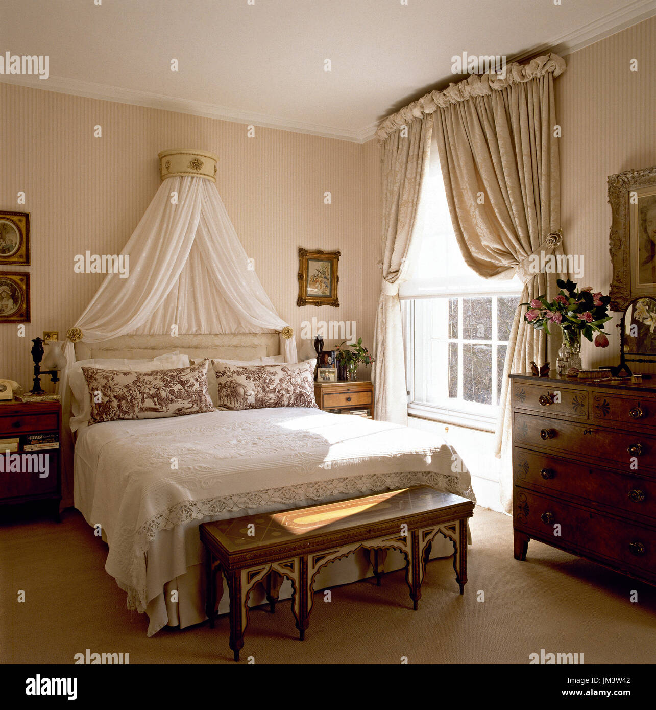 Camera da letto femminile con baldacchino Foto stock - Alamy