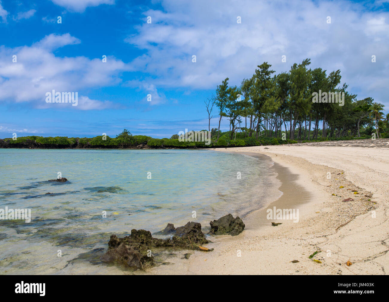 Acque turchesi e la sabbia bianca sulla spiaggia di Eton, Shefa Provincia, isola di Efate, Vanuatu Foto Stock