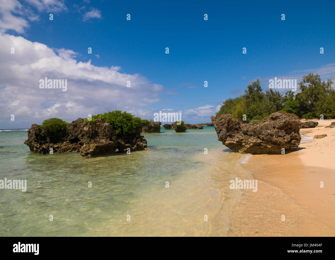 Le grandi rocce sulla spiaggia di Eton, Shefa Provincia, isola di Efate, Vanuatu Foto Stock