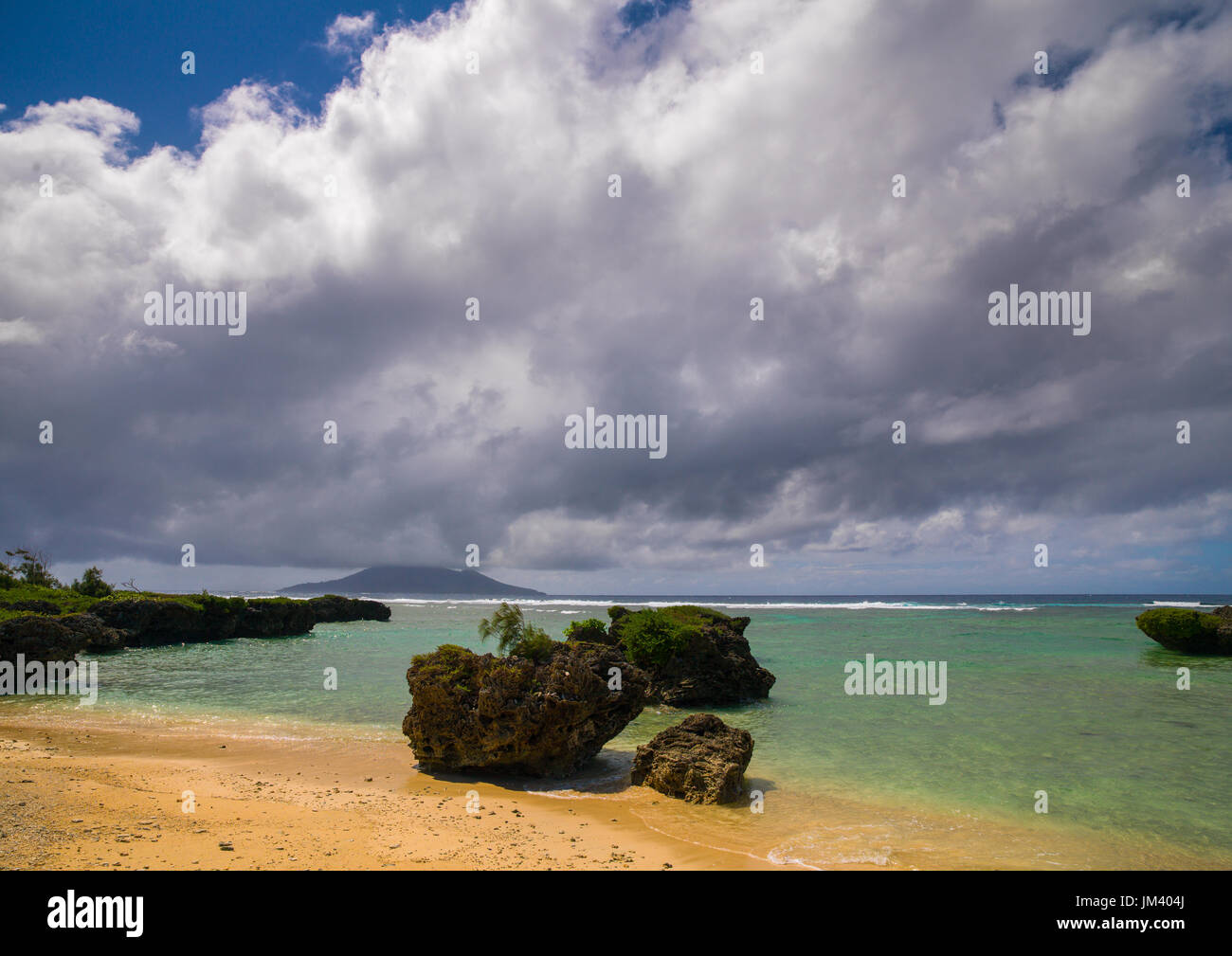 Le grandi rocce sulla spiaggia di Eton con un cielo nuvoloso, Shefa Provincia, isola di Efate, Vanuatu Foto Stock