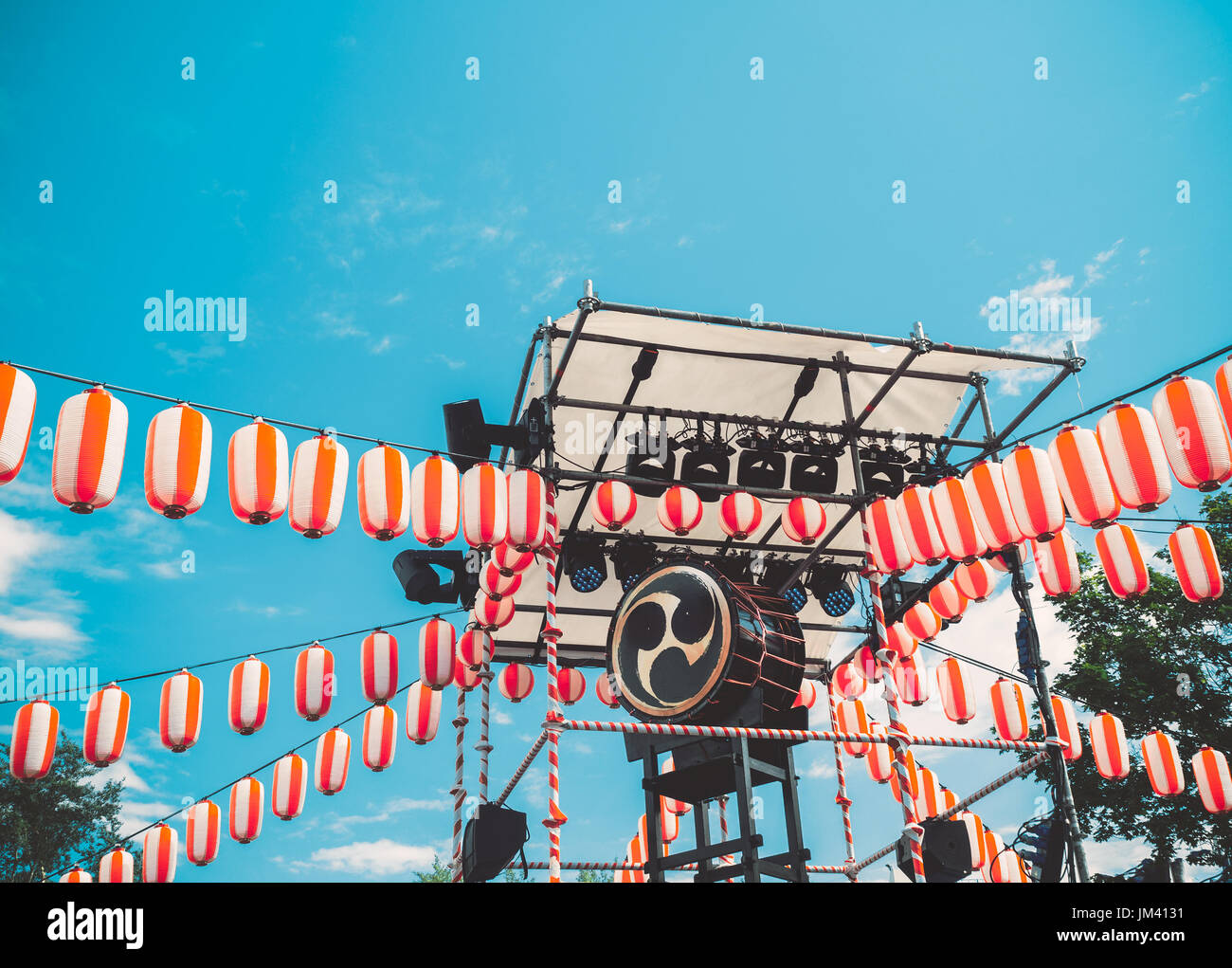 Tamburo giapponese Taiko sul palco del Yaguro. Carta rosso-bianco fanali Chochin scenario per la vacanza Obon. Foto Stock