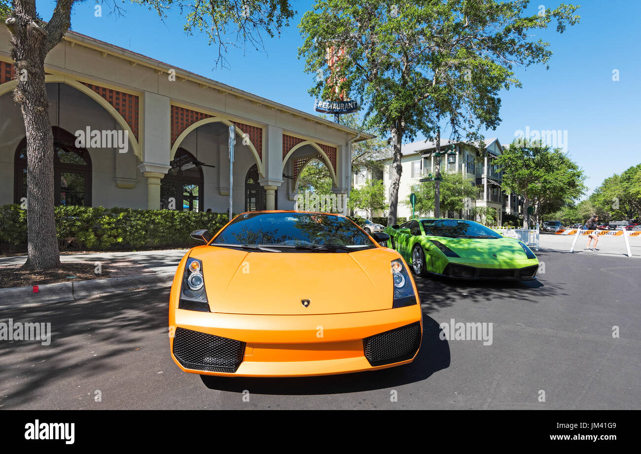 Una coppia di Lamborghini automobili parcheggiate fuori un ristorante fronte strada presso l annuale exotic car show nella celebrazione della Florida Centrale. Foto Stock