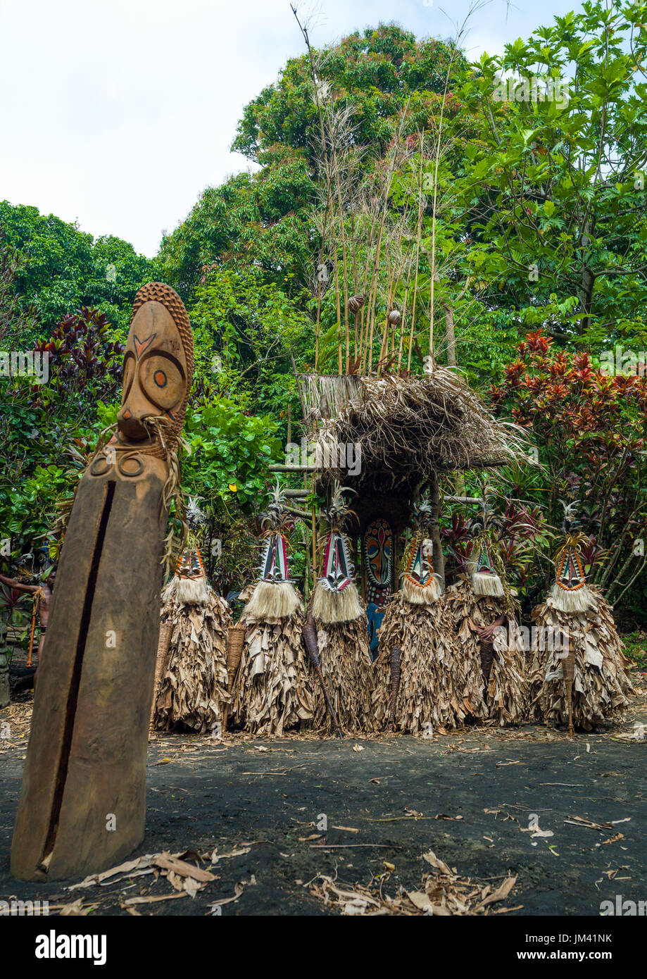 Rom dance maschere e giganti del tamburo a fessura durante una cerimonia, Ambrym island, Fanla, Vanuatu Foto Stock