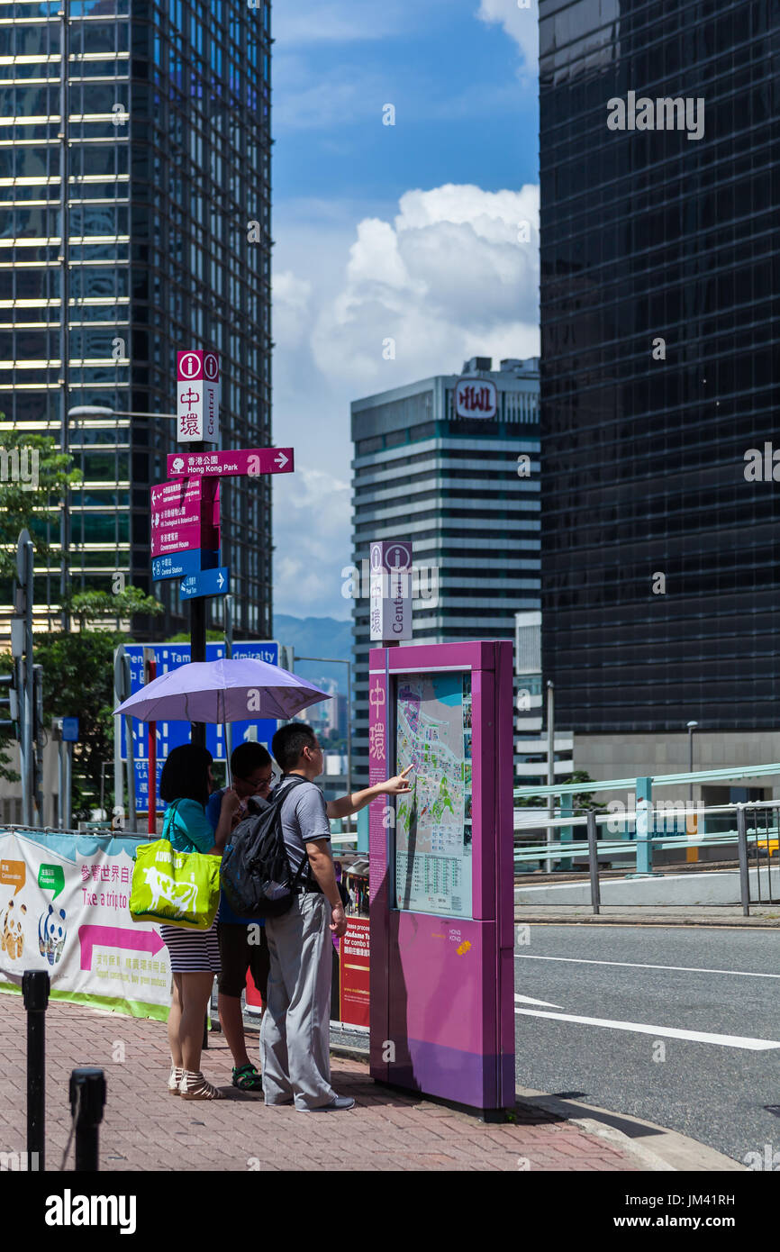 HONG KONG - Luglio 16, 2014: Turisti alla mappa studiare la città di route, downtown, Hong Kong, Cina. Foto Stock