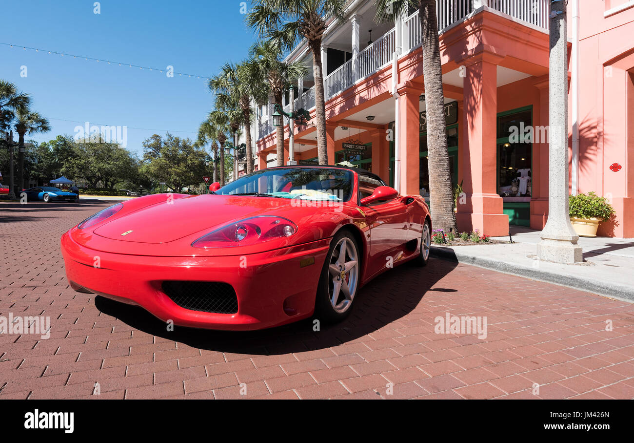 Red Ferari classico auto parcheggiate nel centro cittadino di celebrazione (Florida) durante l annuale Classic Car Show. Foto Stock