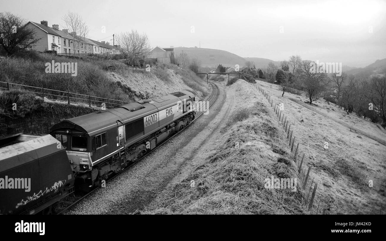 '66003' capi un Cwmbargoed - Aberthaw Carbone treno attraverso Bedlinog. Foto Stock