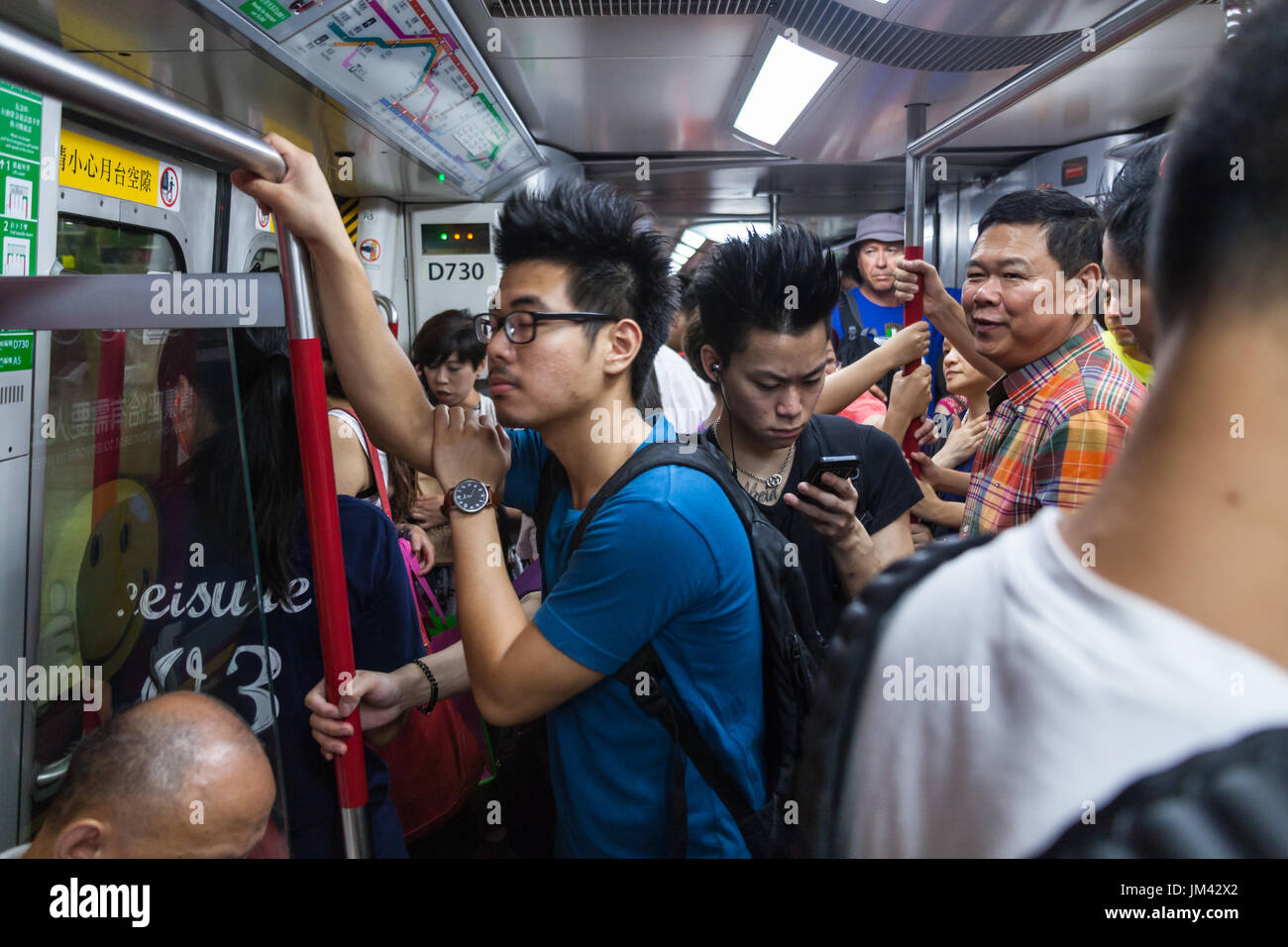 HONG KONG - Luglio 17, 2014: i passeggeri nell'auto metro Foto Stock