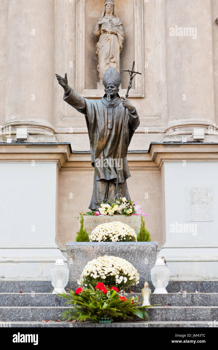 La statua di Papa Giovanni Paolo II nei pressi di tutti i santi " Chiesa di Varsavia, Polonia Foto Stock
