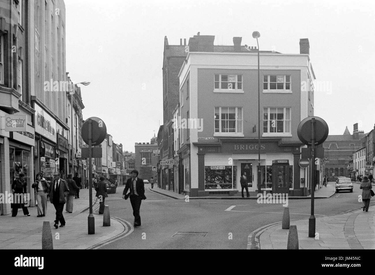 Vista verso sheep street e high street rugby England Regno Unito negli anni settanta Foto Stock