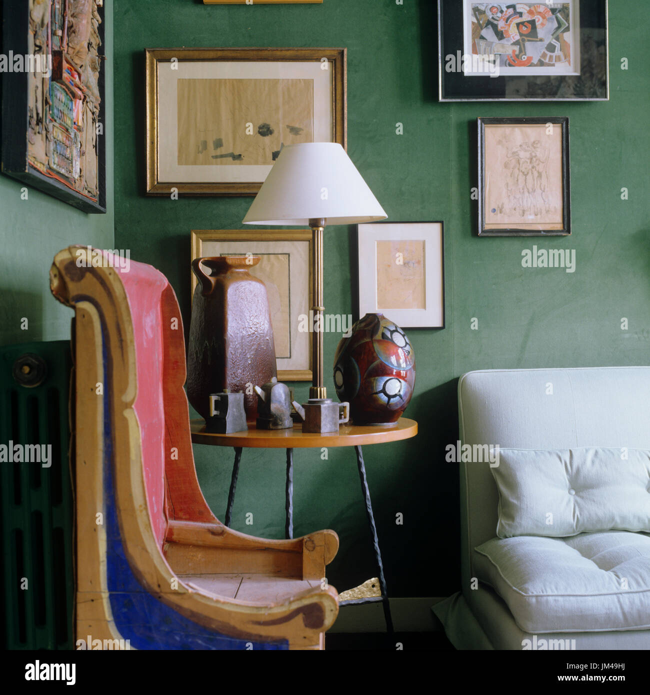 Sedia dipinti e opere d'arte in salotto Foto Stock