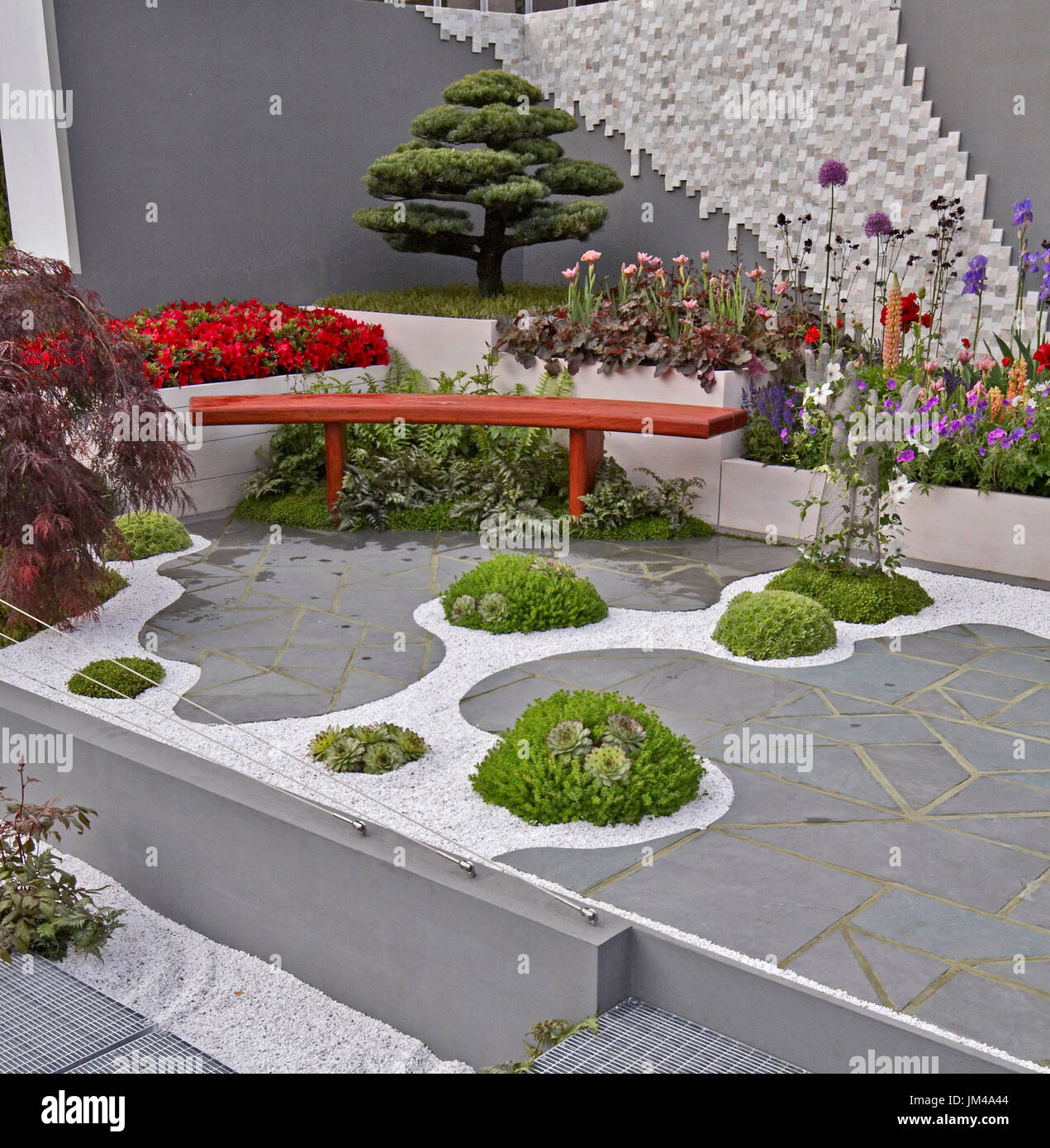 Un moderno e tranquillo spazio sul tetto in un giardino urbano creato in giapponese in stile Zen Foto Stock