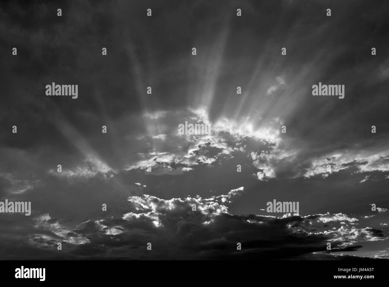 Nuvole con raggi di sole che splende attraverso dopo un tardo pomeriggio pioggia tempesta. Foto Stock