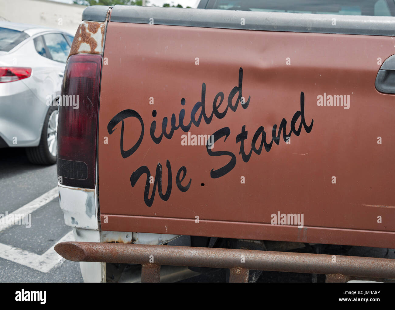 Divisi Siamo scritto sul retro taligate di un pickup. Foto Stock