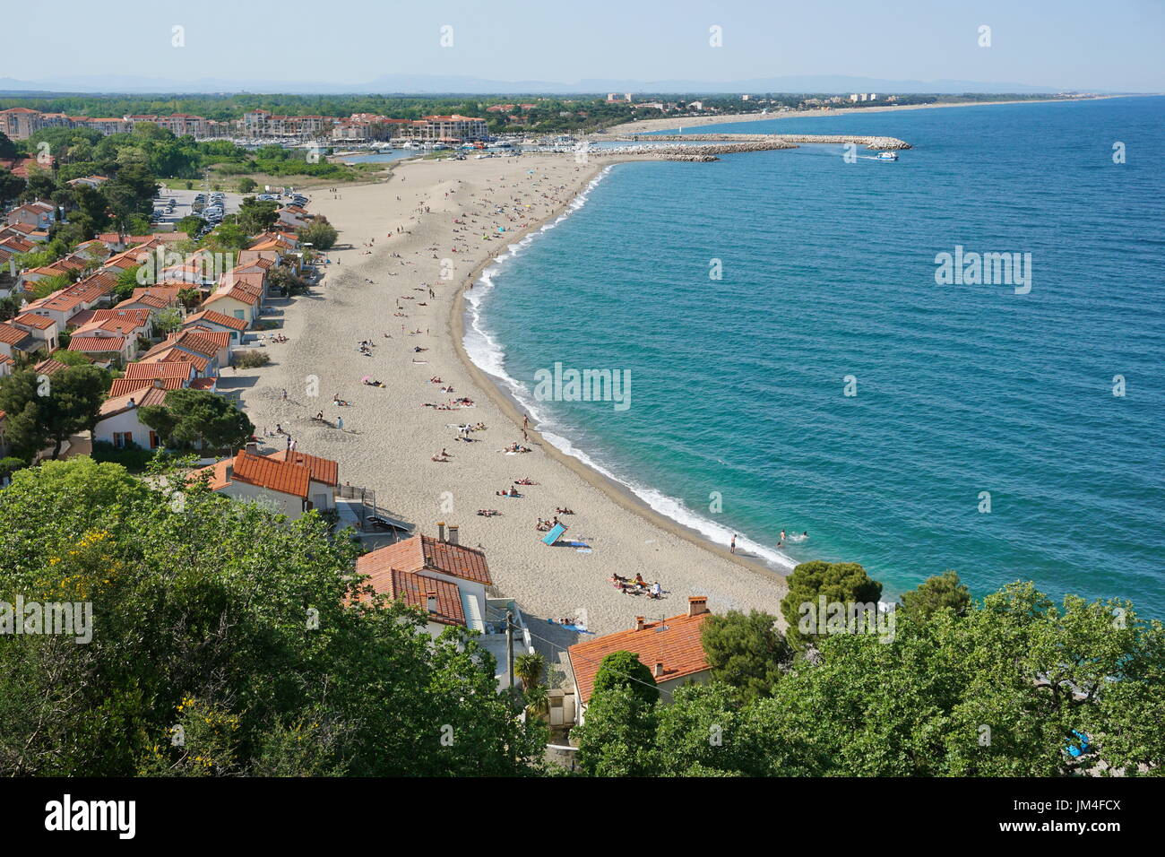 Argeles sur Mer sabbiosa spiaggia mediterranea in Le Racou con le sue vecchie case di fishermens, Rossiglione e Pirenei orientali, sud della Francia Foto Stock