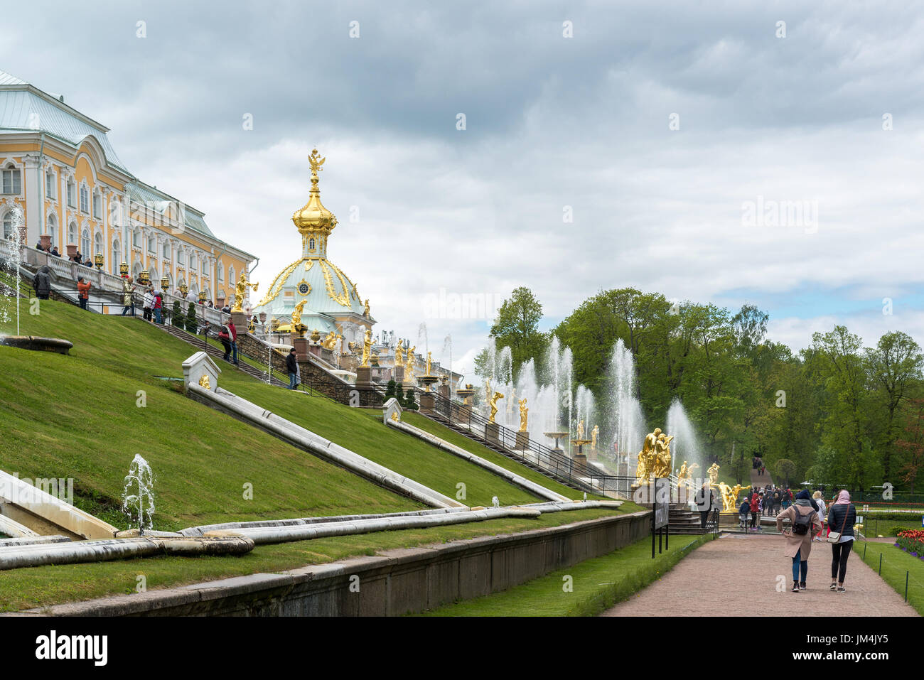 Peterhof, Russia - Giugno 03.2017. Grande fontana a cascata davanti a un grande palazzo Foto Stock