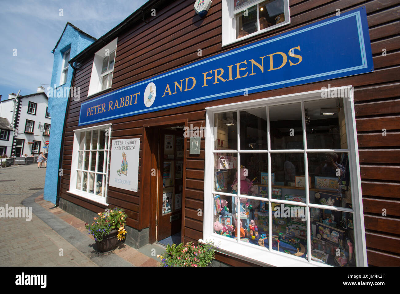 Città di Keswick, Inghilterra. Pittoresca vista estiva di Peter Rabbit e amici shop on Keswick's Lake Road. Foto Stock