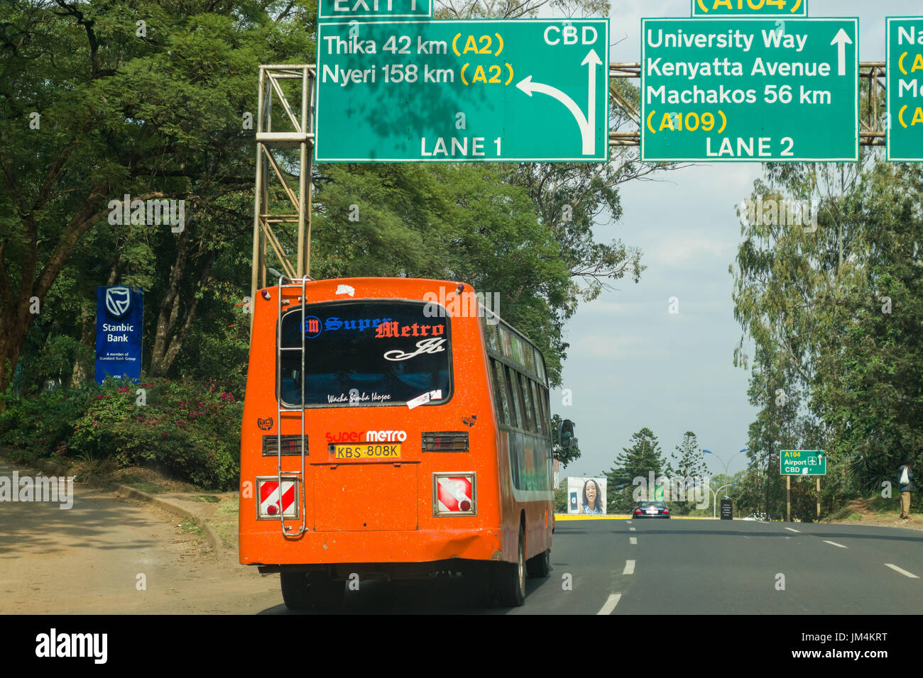 Un bus di guida su strada Waiyaki verso il centro della città di Nairobi, Kenya Foto Stock