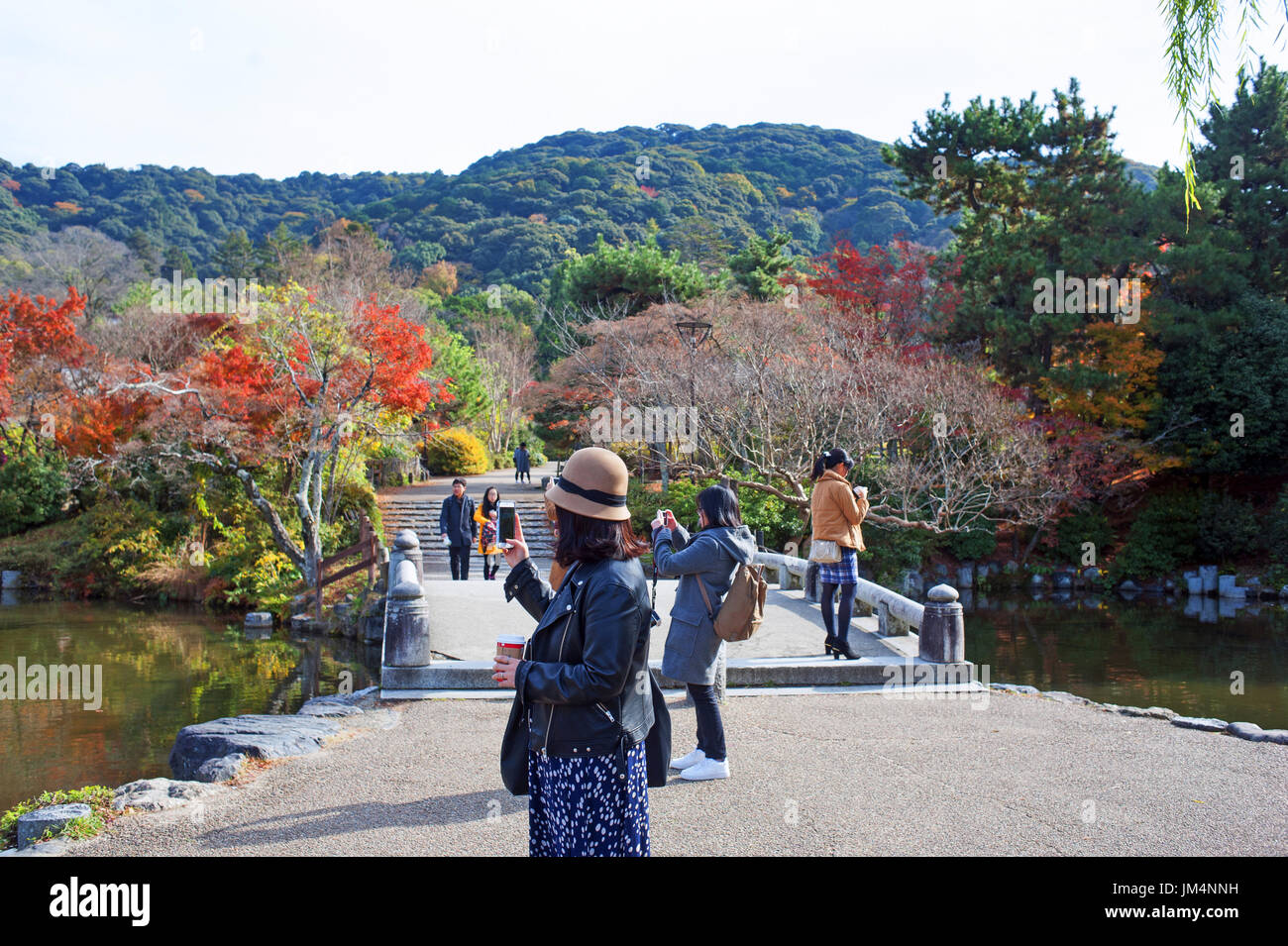 Kyoto, Giappone - donna prendendo foto al Parco di Maruyama Foto Stock