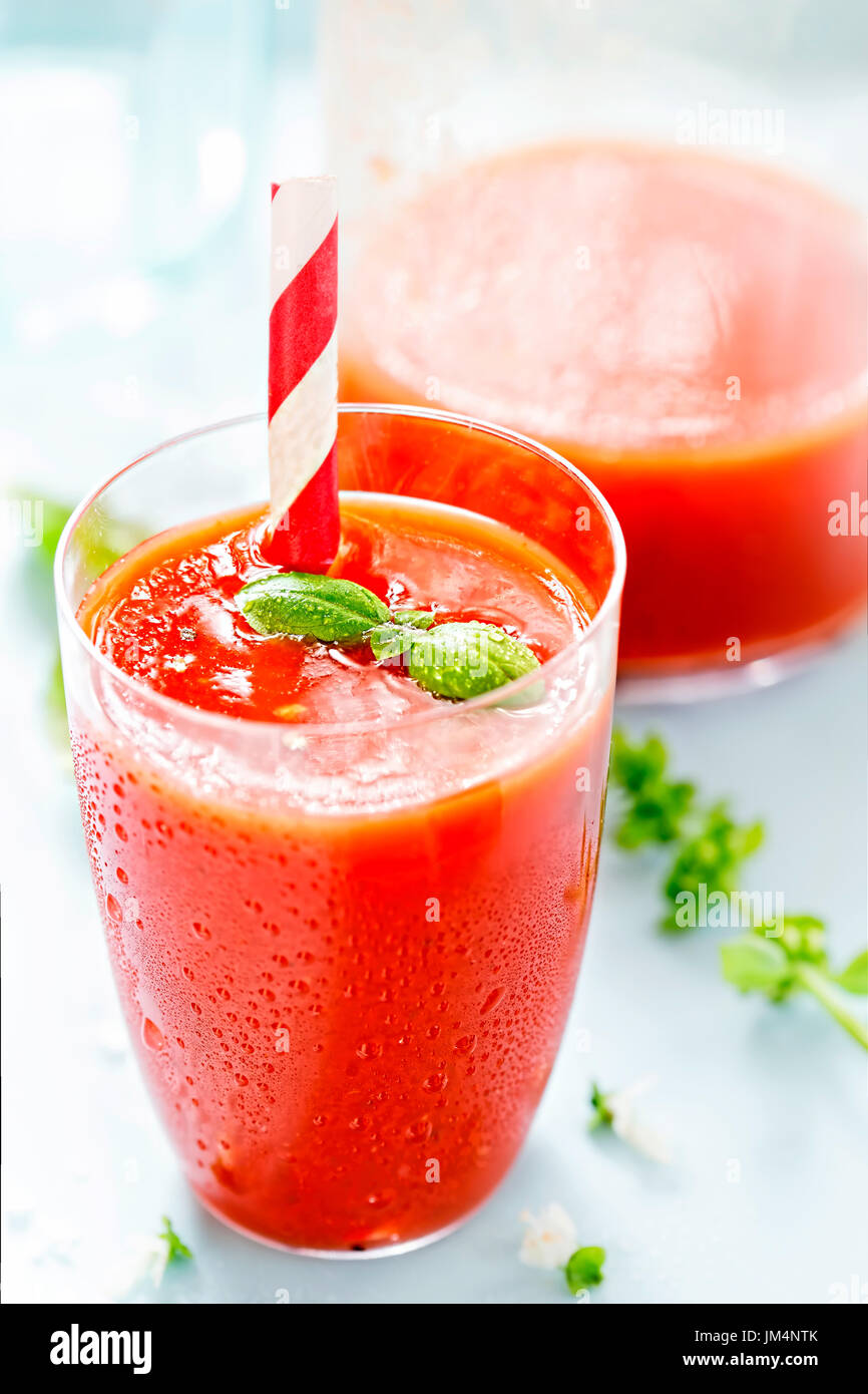 Il Gazpacho zuppa di drink con basilico Foto Stock